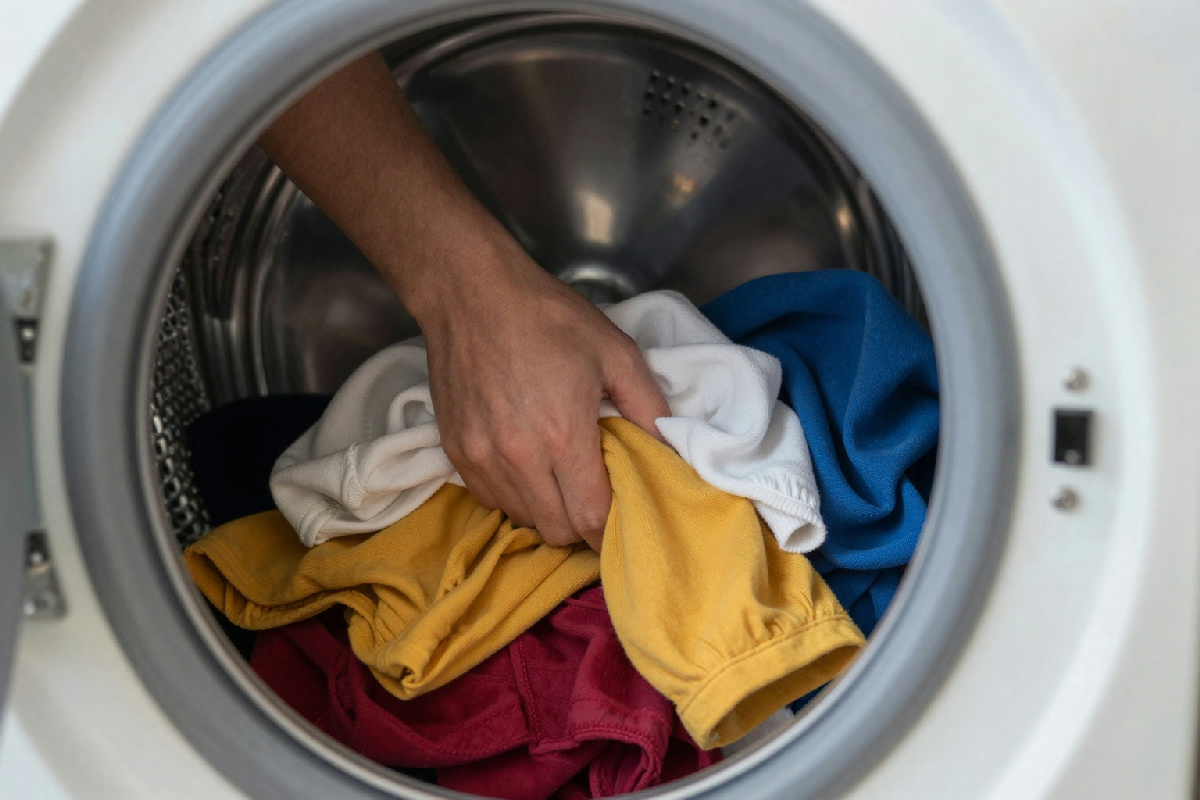 Caricare il bucato in lavatrice: l'avviso dell'esperto su un errore comune da evitare