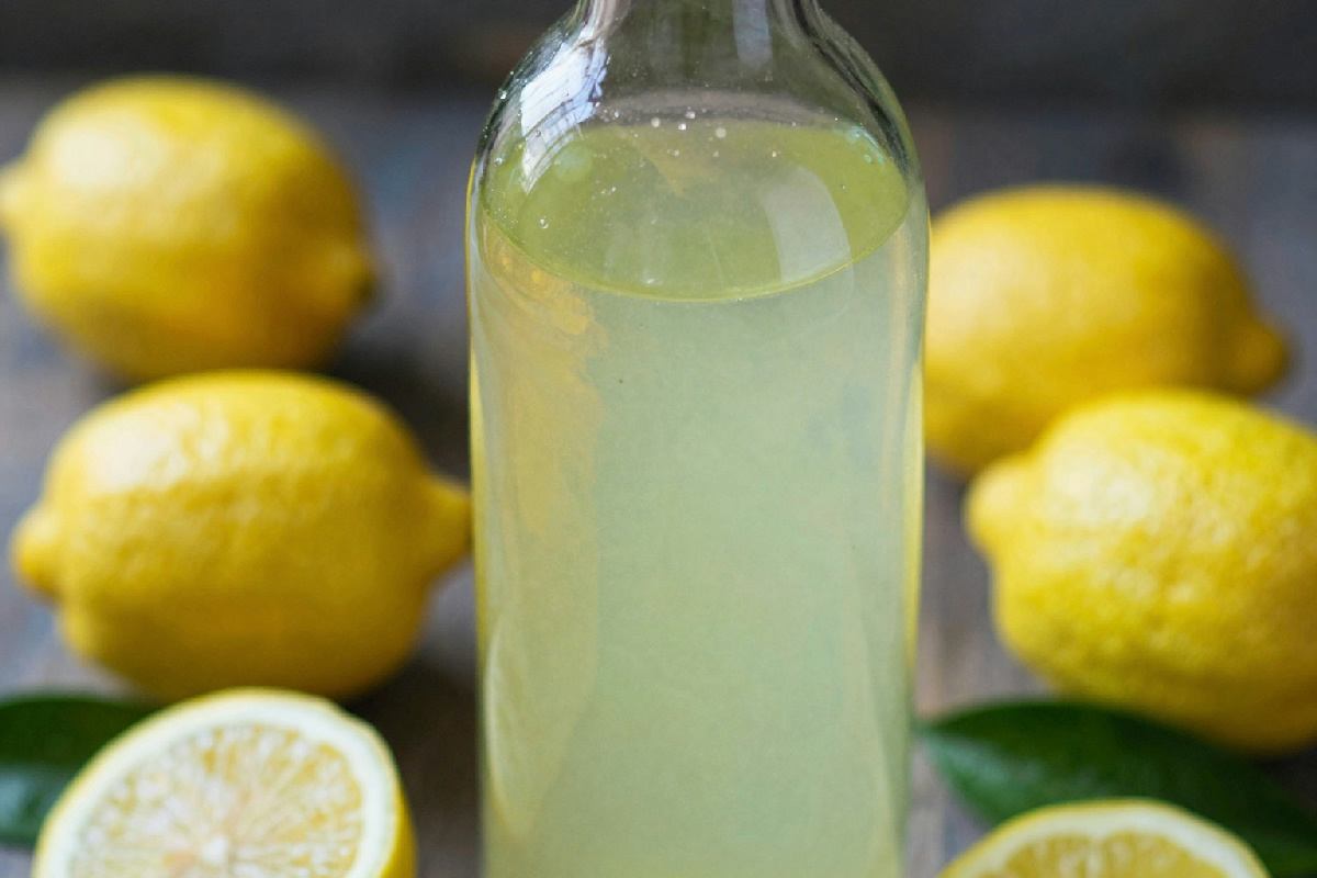 Limoncello di casa: il procedimento tradizionale per un liquore da condividere con gli amici
